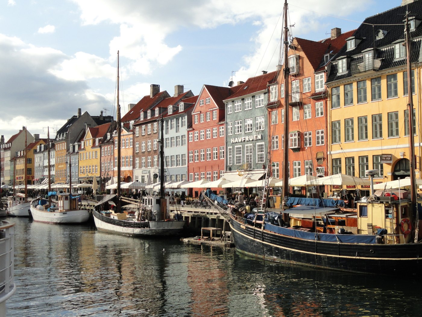Nyhavns farverige huse langs kanalen i København